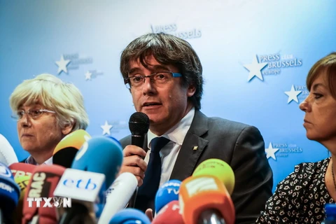 Cựu Thủ hiến Catalonia bị phế truất Carles Puigdemont (giữa) và các cựu thành viên chính quyền tự trị tại cuộc họp báo ở Brussels (Bỉ) ngày 31/10. (Nguồn: AFP/TTXVN)