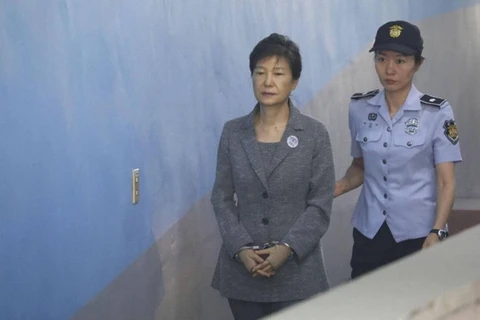 Cựu Tổng thống Hàn Quốc Park Geun-hye (trái) được áp giải tới Tòa án Quận trung tâm Seoul ngày 25/8. (Nguồn: The Straits Time/TTXVN)
