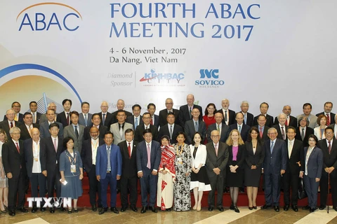 Các Trưởng đoàn và các đại biểu dự hiên toàn thể Kỳ họp lần thứ tư Hội đồng Tư vấn Kinh doanh APEC chụp ảnh chung. (Ảnh: TTXVN)