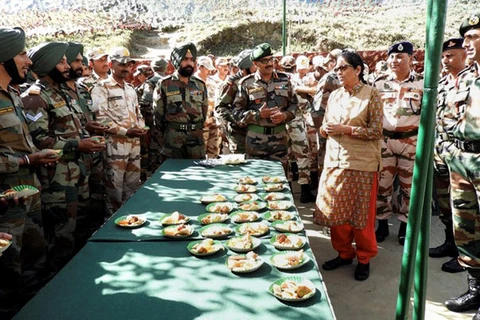 Bộ trưởng Nirmala Sitharaman và binh sỹ tại bang Arunachal Pradesh. (Nguồn: ndtv.com)