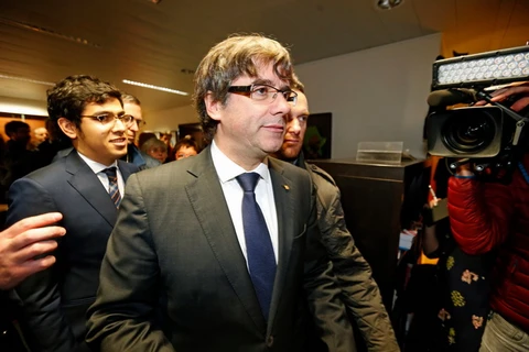 Cựu Thủ hiến Catalunya Carles Puigdemont (giữa) tại cuộc họp báo ở Brussels (Bỉ) ngày 31/10. (Nguồn: AFP/TTXVN)