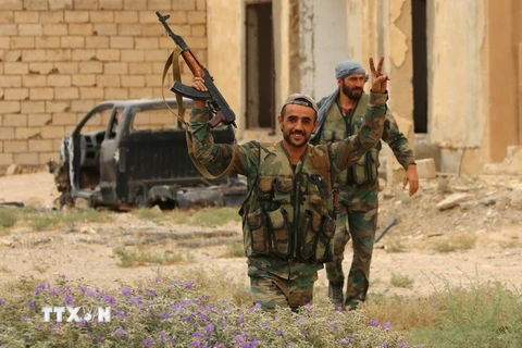 Các lực lượng Syria trong chiến dịch chống IS tại Deir Ezzor ngày 24/9. (Nguồn: AFP/TTXVN)