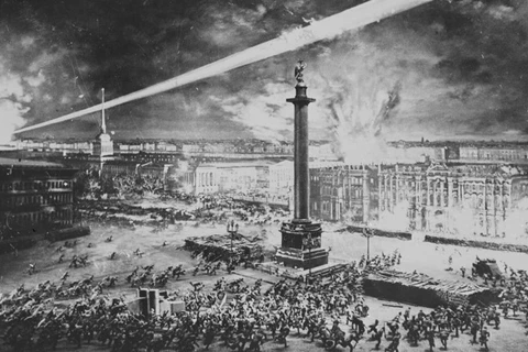 Rạng sáng 7/11/1917, quân khởi nghĩa tấn công vào Cung điện Mùa Đông ở Petrograd, mở đầu cuộc Cách mạng Tháng Mười Nga. (Ảnh: Tư liệu TTXVN)