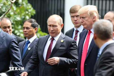 Tổng thống Hoa Kỳ Donald Trump và Tổng thống Nga Vladimir Putin sau khi kết thúc phiên họp kín thứ nhất tại APEC. (Ảnh: TTXVN)