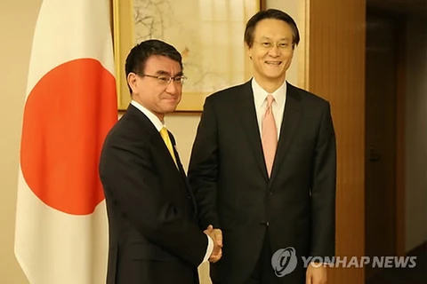 Đại sứ Hàn Quốc tại Nhật Bản Lee Su-hoon (phải) đã gặp Ngoại trưởng Nhật Bản Taro Kono. (Nguồn: english.yonhapnews.co.kr)