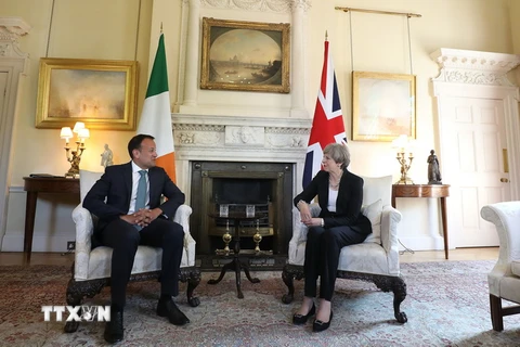 Thủ tướng Anh Theresa May (phải) và Thủ tướng Ireland Leo Varadkar trong cuộc gặp tại London, Anh ngày 19/6. (Nguồn: AFP/TTXVN)