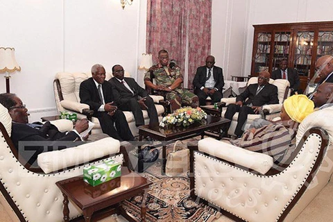 Tổng thống Zimbabwe Robert Mugabe (trái) trong cuộc gặp các Tướng lĩnh quân đội và một số quan chức cấp cao ở Herare ngày 16/11. (Nguồn: The Independent/TTXVN)