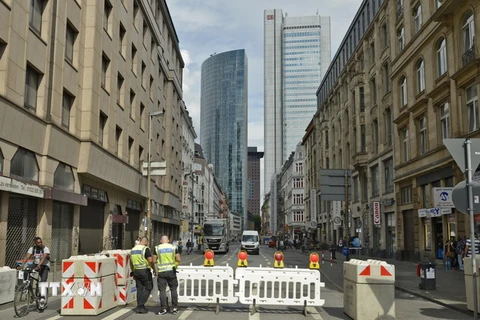 Các khối bêtông được đặt tại tuyến phố gần nhà ga Frankfurt ở Đức nhằm chống các vụ tấn công khủng bố bằng ôtô. (Nguồn: EPA/TTXVN)