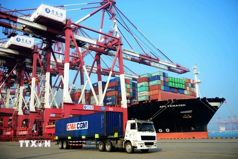 Vận chuyển hàng hóa tại cảng ở Thanh Đảo, tỉnh Sơn Đông, miền đông Trung Quốc. (Nguồn: AFP/TTXVN)