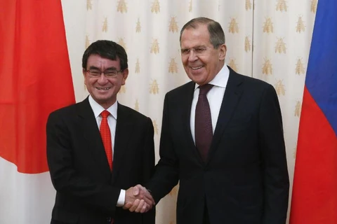 Ngoại trưởng Nhật Bản Taro Kono và người đồng cấp Nga Sergey Lavrov. (Nguồn: Reuters)