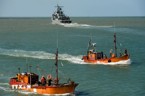 Tàu khu trục ARA Sarandi của Hải quân Argentina tham gia chiến dịch tìm kiếm tàu ngầm ARA San Juan mất tích tại Mar del Plata ngày 21/11. AFP/TTXVN