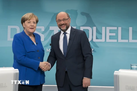 Thủ tướng Đức Angela Merkel (trái) và Chủ tịch đảng Dân chủ Xã hội (SPD) Martin Schulz. (Nguồn: EPA/TTXVN)