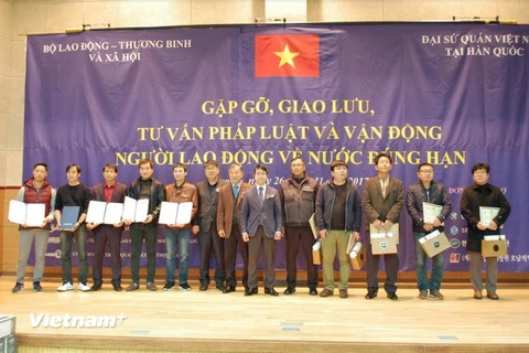 Tham tán Công sứ Trần Anh Vũ (thứ 8, bên trái) tặng giây khen cho các công ty Hàn Quốc và lao động tiêu biểu. (Ảnh: Cơ quan thường trú tại Hàn Quốc)