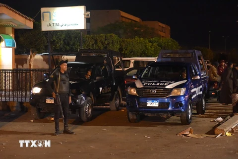 Cảnh sát Ai Cập gác bên ngoài một bệnh viện sau vụ đánh bom ở Sinai ngày 24/11. (Nguồn: THX/TTXVN)