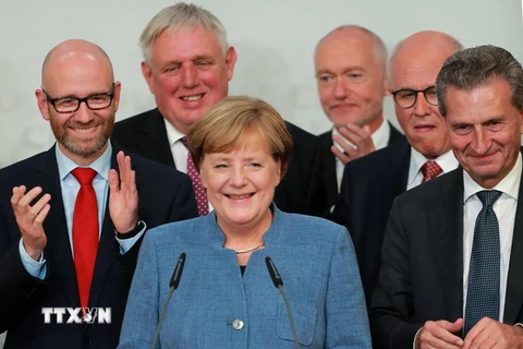 Thủ tướng Đức Angela Merkel (giữa) tại trụ sở đảng CDU ở Berlin ngày 24/9. (Nguồn: THX/TTXVN)
