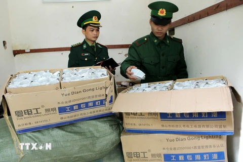 Hàng buôn lậu qua biên giới bị lực lượng biên phòng Chi Ma, Lạng Sơn thu giữ. (Nguồn: Ảnh: Trần Việt/TTXVN)