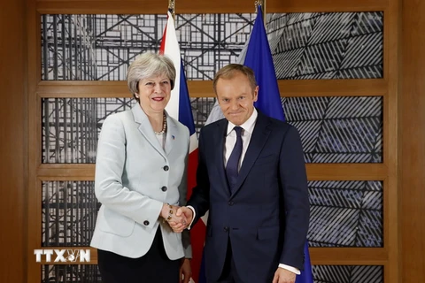 Chủ tịch Hội đồng châu Âu Donald Tusk và Thủ tướng Anh Theresa May bên lề một Hội nghị cấp cao tại Brussels. (Nguồn: AFP/TTXVN))