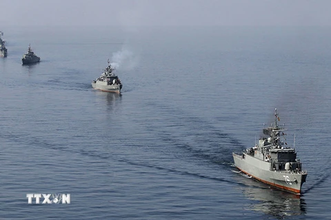 Tàu hải quân Iran tham gia một cuộc diễn tập quân sự Valayat-90 tại eo biển Hormuz. (Nguồn: Sputnik/TTXVN)