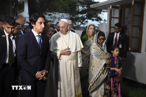 Giáo hoàng Francis (giữa) tại thủ đô Dhaka, trong chuyến thăm Bangladesh. (Nguồn: AFP/TTXVN)