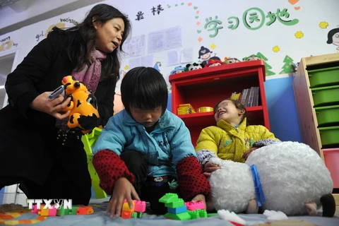 Trẻ em bị nhiễm virus HIV được chăm sóc tại một trung tâm ở Trung Quốc. (Nguồn: THX/TTXVN)