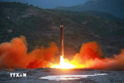 Tên lửa đạn đạo Hwasong-12 được phóng từ một địa điểm bí mật ngày 14/5. (Nguồn: Yonhap/TTXVN)