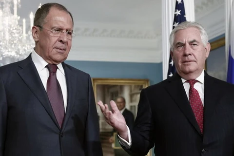 Ngoại trưởng Nga Sergei Lavrov (trái) và người đồng cấp Mỹ Rex Tillerson. (Nguồn: TASS)