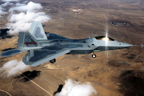 Máy bay tiêm kích tàng hình F-22 Raptor tại căn cứ không quân Edwards ngày 2/10. (Nguồn: AFP/TTXVN)