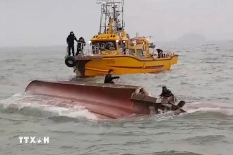 Lực lượng Bảo vệ bờ biển Hàn Quốc tìm kiếm nạn nhân mất tích trong vụ lật tàu cá ở ngoài khơi bờ biển Incheon ngày 3/12. (Nguồn: Yonhap/TTXVN)