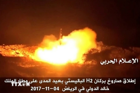 Một vụ phóng tên lửa của phiến quân Houthi ở Yemen ngày 5/11. (Nguồn: Reuters/TTXVN)