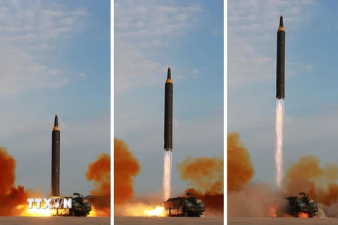 Tên lửa đạn đạo Hwasong-12 được phóng thử từ một địa điểm bí mật ở Triều Tiên. (Nguồn: AFP/TTXVN)