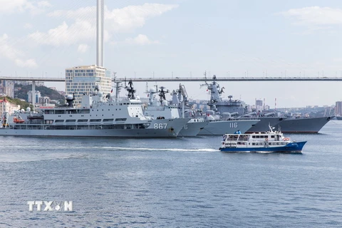 Tàu của hải quân Trung Quốc cập cảng Vladivostok, tham gia cuộc tập trận với Nga ngày 18/9. (Nguồn: THX/TTXVN)