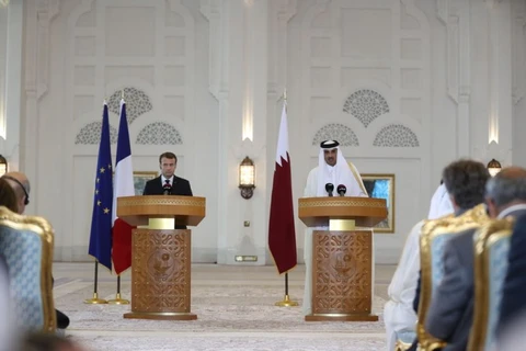 Tổng thống Pháp Emmanuel Macron (trái) và Quốc vương nước Qatar Sheikh Tamim bin Hamad Al-Thani. (Nguồn: AFP)