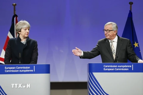Thủ tướng Anh Theresa May (trái) và Chủ tịch EC Jean-Claude Juncker tại cuộc họp báo ở Brussels, Bỉ ngày 4/12. (Nguồn: THX/TTXVN)