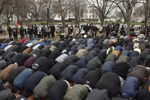 Người Hồi giáo cầu nguyện trước Nhà Trắng. (Nguồn: scmp.com)
