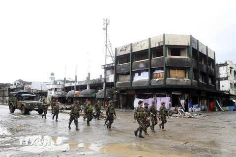 Binh sỹ Philippines tuần tra sau khi giải phóng thành phố Marawi ngày 17/10. (Nguồn: THX/TTXVN)