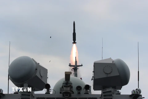 Tên lửa phòng không được phóng từ tàu khu trục Changzhou trong cuộc tập trận trên biển Hoa Đông ngày 27/8. (Nguồn: THX/TTXVN)