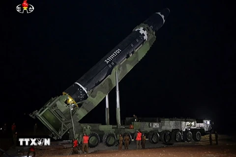 Tên lửa liên lục địa được đặt vào bệ phóng di động ở Triều Tiên, chuẩn bị cho vụ phóng. (Nguồn: YONHAP/TTXVN)