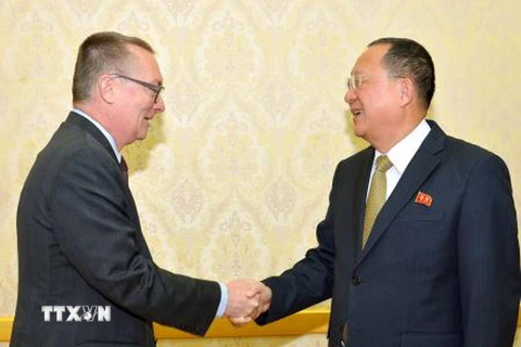 Phó Tổng thư ký phụ trách các vấn đề chính trị của Liên hợp quốc Jeffrey Feltman (trái) đã có các cuộc hội đàm với Bộ trưởng Ngoại giao Triều Tiên Ri Yong-ho (phải) ngày 7/12. (Nguồn: Kyodo/TTXVN)