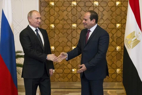 Tổng thống Vladimir Putin (trái) và người đồng cấp Ai Cập Abdel Fattah al-Sisi trong cuộc gặp ngày 11/12. (Nguồn: Reuters)
