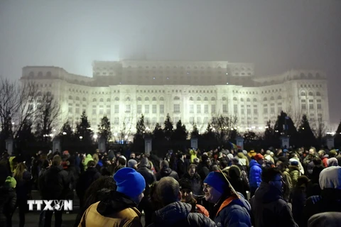 Người dân tham gia tuần hành phản đối cải cách tư pháp ở Bucharest, Romania ngày 26/11. (Nguồn: AFP/TTXVN)