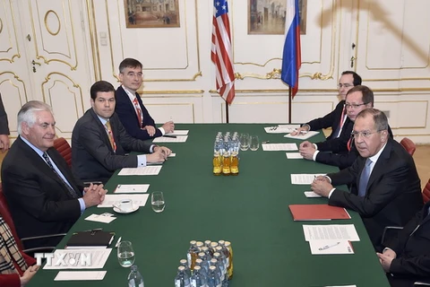 Ngoại trưởng Nga Sergey Lavrov (phải) và người đồng cấp Mỹ Rex Tillerson (trái) hội đàm bên lề hội nghị OSCE. (Nguồn: AFP/TTXVN)