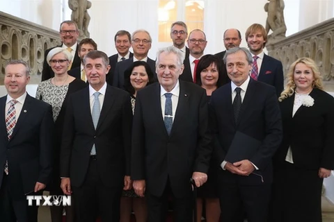 Tổng thống Milos Zeman và các thành viên chính phủ mới. (Ảnh: Quang Vinh/TTXVN)