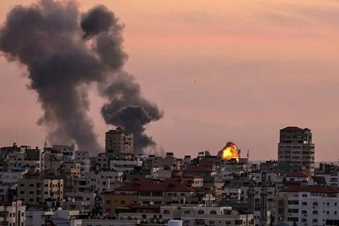Khói bốc lên từ vị trí của người Hồi giáo Jihad gần thành phố Gaza sau khi máy bay của Israel ném bom. (Nguồn: AFP)