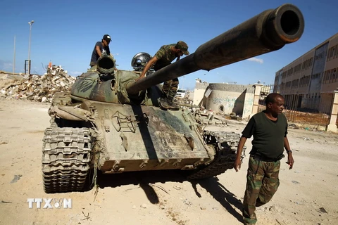 Binh sỹ thuộc lực lượng Quân đội quốc gia Libya trong chiến dịch truy quét phiến quân ở Benghazi ngày 9/11. (Nguồn: AFP/TTXVN)