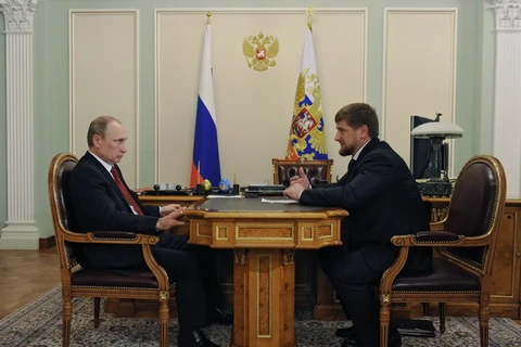 Tổng thống Nga Vladimir Putin (trái) và lãnh đạo Cộng hòa Chechnya Ramzan Kadyrov tại ngoại ô Moskva năm 2015. (Nguồn: AFP/TTXVN)