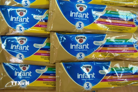 Sản phẩm mẫu sữa công thức dành cho trẻ sơ sinh của Tập đoàn Lactalis được đưa đến phòng thí nghiệm của Bộ Y tế Peru ở Lima để kiểm tra ngày 11/12. (Nguồn: AFP/TTXVN)