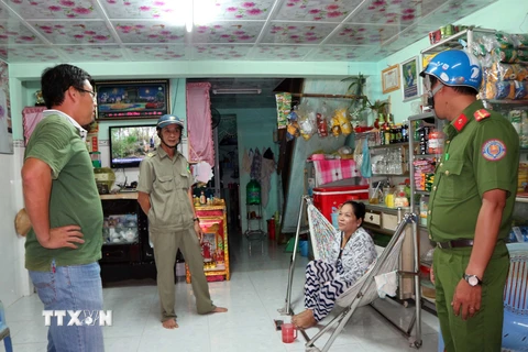 Chính quyền phường 1, thành phố Cà Mau tuyên truyền, vận động đồng bào dân tộc Khmer nâng cao ý thức phòng tránh bão . (Ảnh: Kim Há/TTXVN)