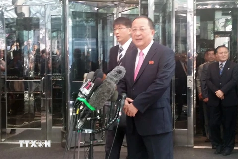 Ngoại trưởng Triều Tiên Ri Yong-ho (phải) phát biểu với báo giới tại New York, Mỹ ngày 25/9. (Nguồn: Yonhap/TTXVN)