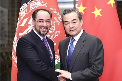 Ngoại trưởng Trung Quốc Vương Nghị (phải) và người đồng cấp Afghanistan Salahuddin Rabbani tại Bắc Kinh hôm 25/12. (Nguồn: Xinhua)