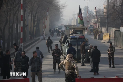  Lực lượng an ninh Afghanistan làm nhiệm vụ tai hiện trường vụ đánh bom ở Kabul ngày 25/12. (Nguồn: THX/TTXVN)